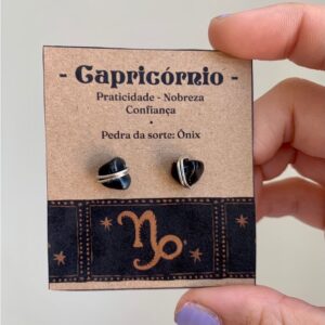 Par de Brincos Signo Capricórnio – Onix